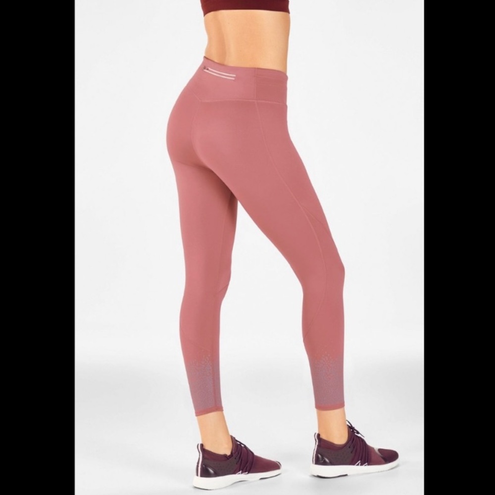 Fabletics Mid-rise Ultracool 7/8 Size L 10-12 Back zip pocket Adjustable waist.